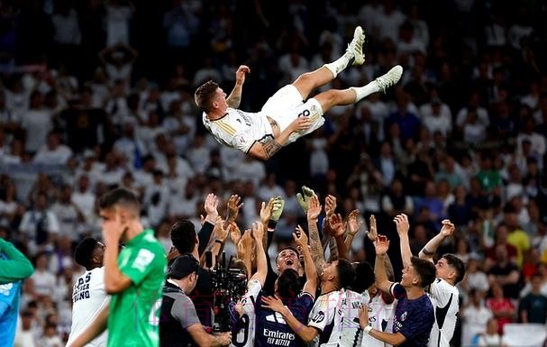 弗洛伦蒂诺希望克罗斯继续踢球 已开出续约合同 弗洛伦蒂诺希望克罗斯继续踢球 已开出续约合同